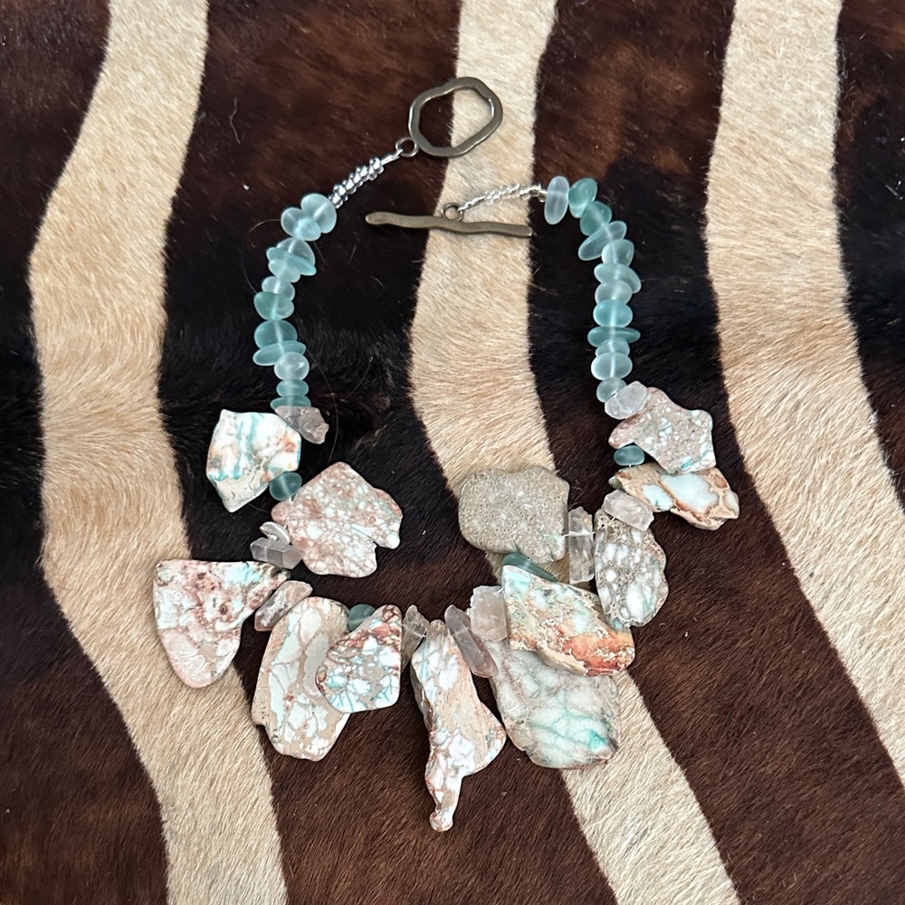 Chic Natural Stone Necklace with Green and Beige Hues - Picture 4 of 6